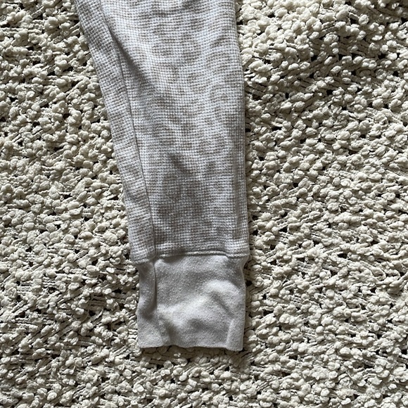 🤍 Old Navy Thermal Knit Pajama Leggings in Snow Leopard 🤍 - Picture 4 of 7